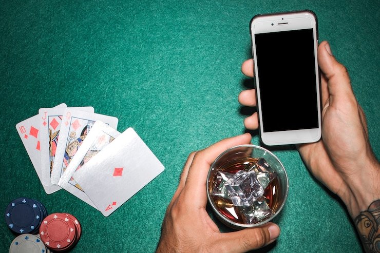 Permainan Poker Indonesia dengan kartu dan chip di meja naga588